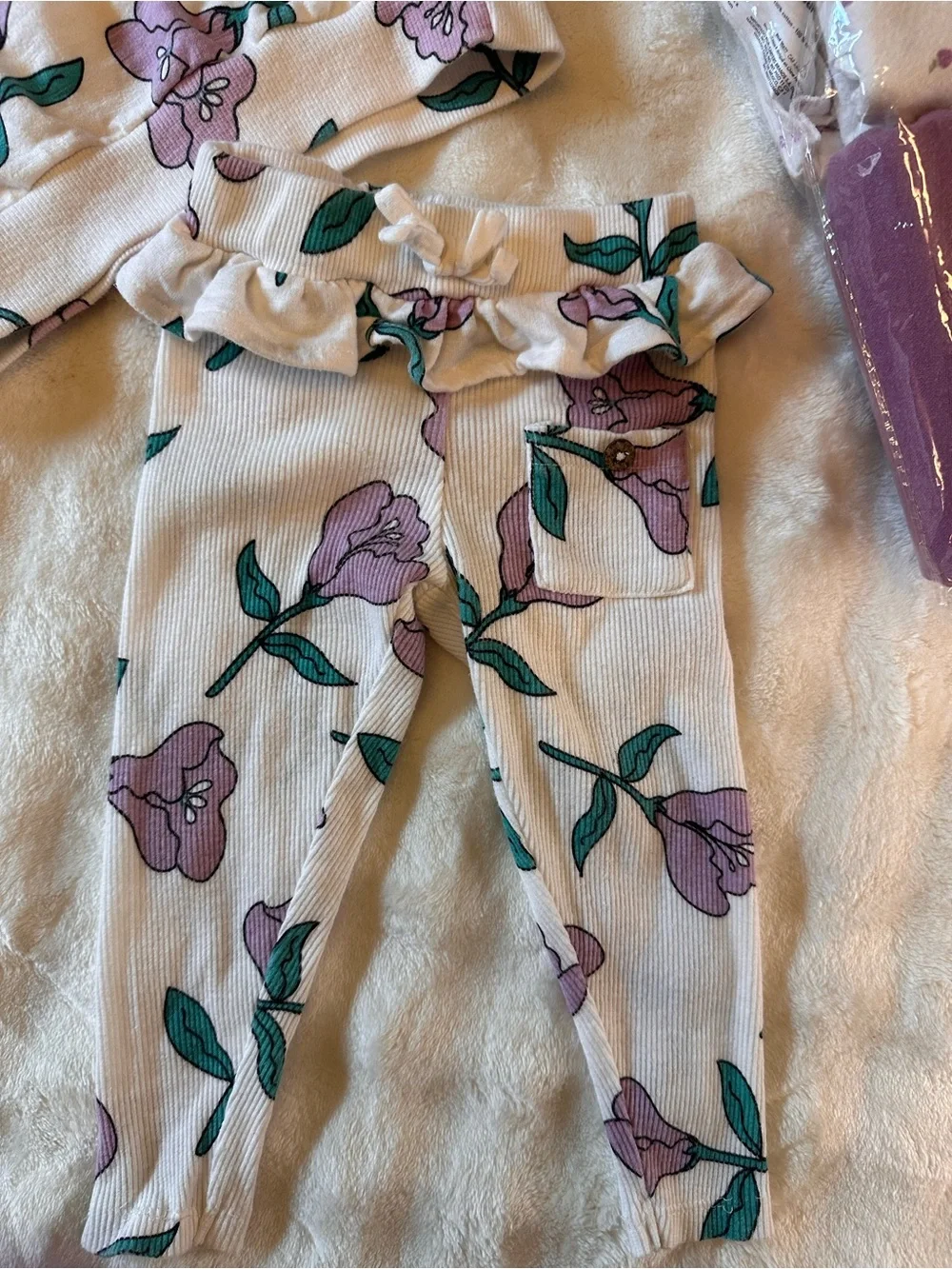 Jessica Simpson White Floral Ruffle Sweatshirt & Leggings Set w/ 4 pack Blankets